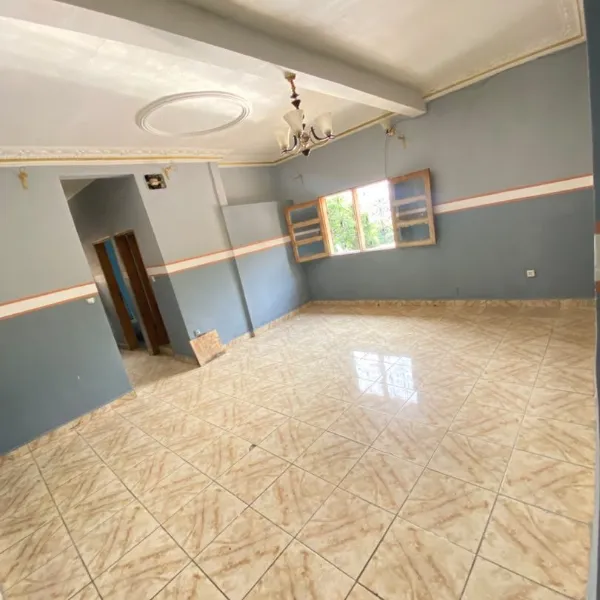 Appartement 2 chambres avec balcon à louer à Etoug-Ebé