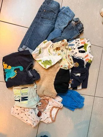 Je donne des habits d'enfant de 4 à 6 ans.