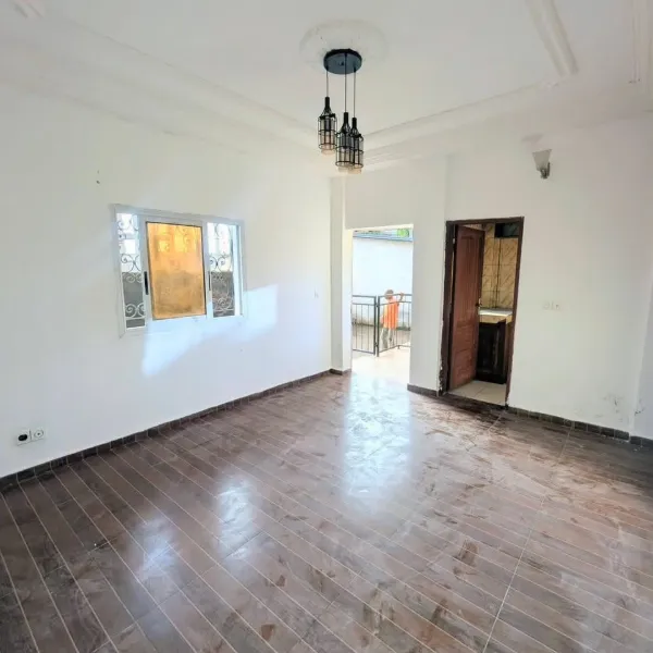 Studio moderne avec parking à louer à Nkolfoulou