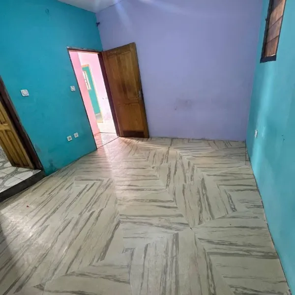 Chambre spacieuse avec cuisine à louer à Ngousso
