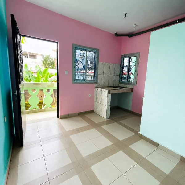Chambre moderne avec coin cuisine à louer à Logbessou