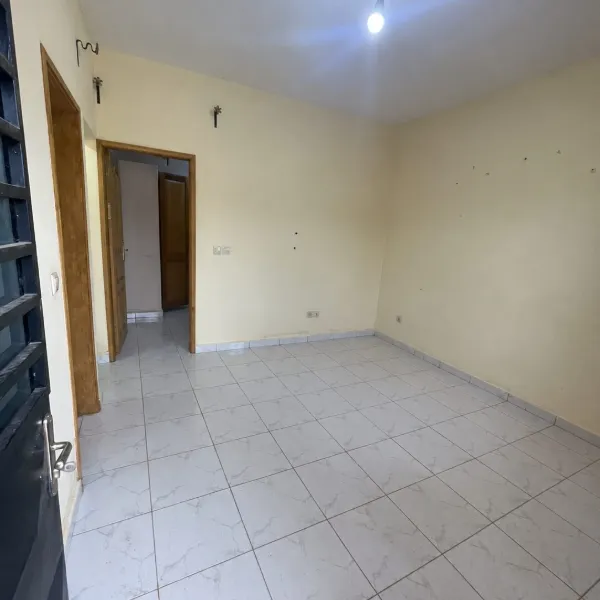 Grand studio moderne avec parking à louer à Oyom Abang