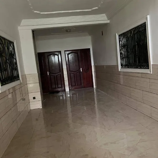 Très grand studio haut standing à louer à Yassa
