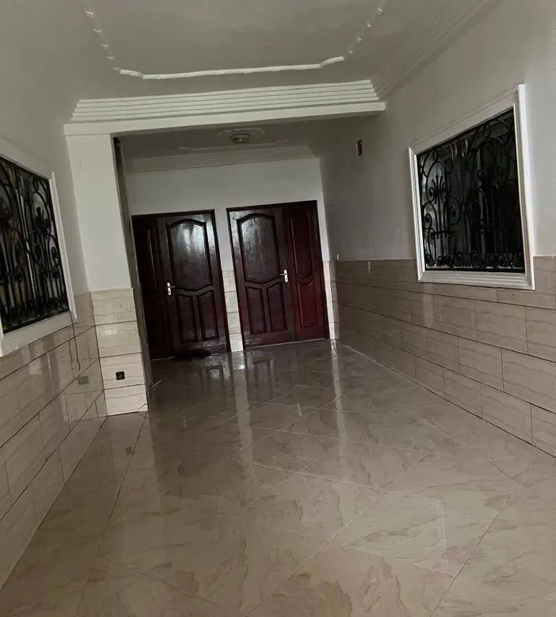 Très grand studio haut standing à louer à Yassa