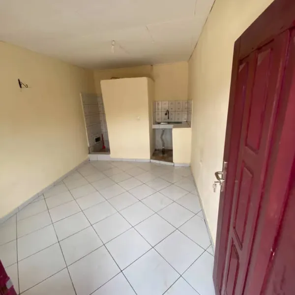 Chambre moderne à louer à Ngoa-Ekelle Cradate