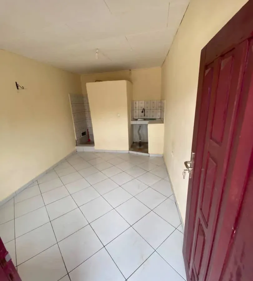 Chambre moderne à louer à Ngoa-Ekelle Cradate