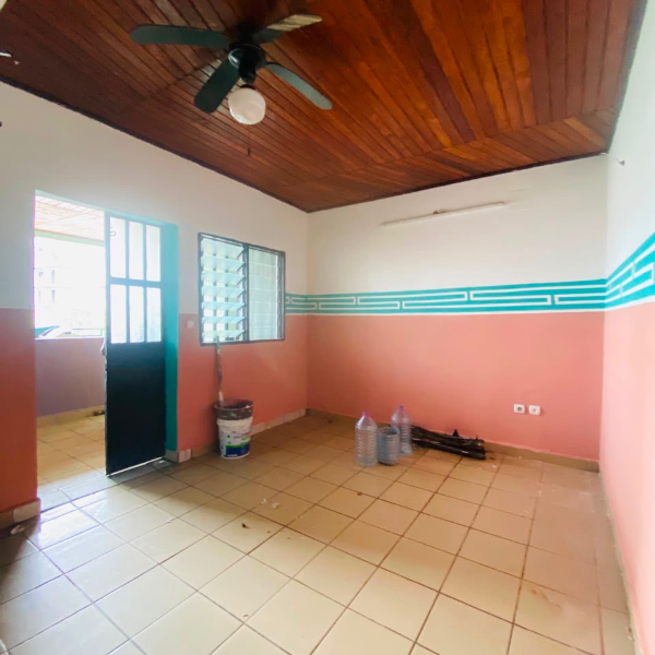 Studio moderne avec balcon à louer à Logbessou