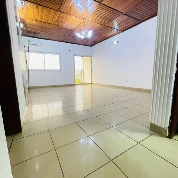 Grand appartement 2 chambres avec climatisation à louer à Obobogo