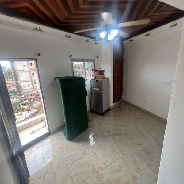 Chambre moderne avec balcon à louer à Etoudi