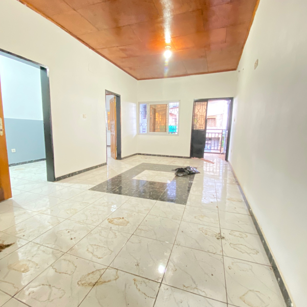 Appartement 2 chambres avec balcon à louer à Etoug-Ebé