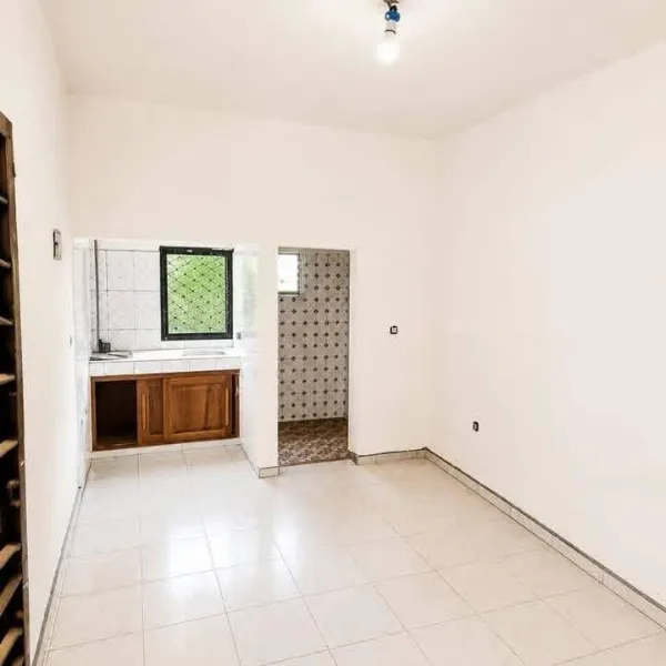 Chambre moderne neuve à louer à Odza