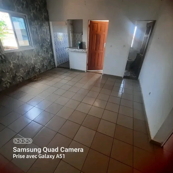 Studio moderne à louer à Nkolmesseng