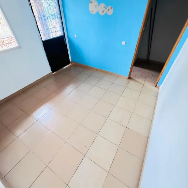 Studio moderne à louer à Emana
