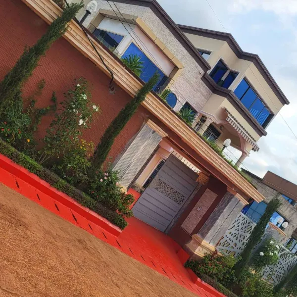 Luxueux triplex clôturé à vendre à Nkolbikogo, face à l’IAI