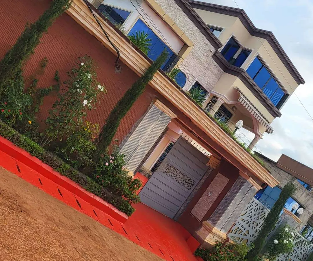 Luxueux triplex clôturé à vendre à Nkolbikogo, face à l’IAI
