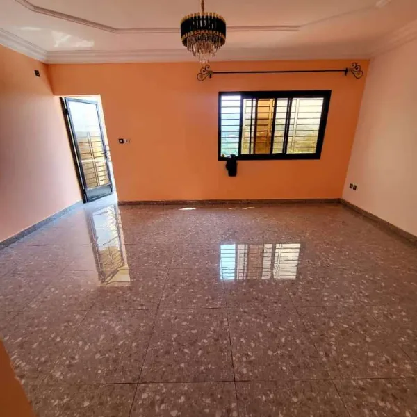 Studio moderne avec parking à louer à Nkozoa