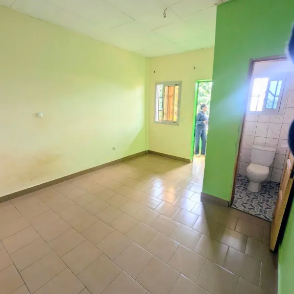 Chambre moderne à louer à Nkolfoulou