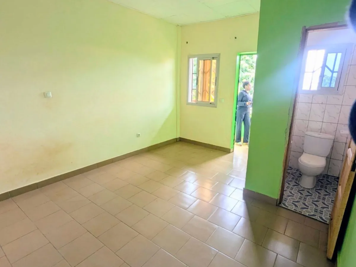 Chambre moderne à louer à Nkolfoulou