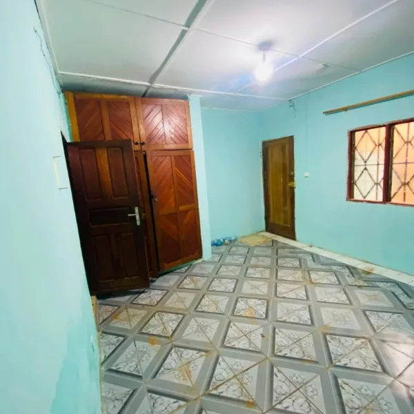 Chambre spacieuse à louer à Emana