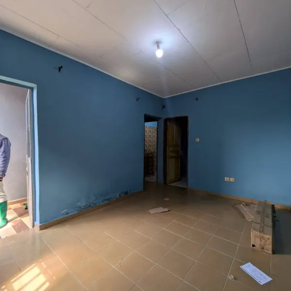 Vaste studio moderne à louer à Logbessou