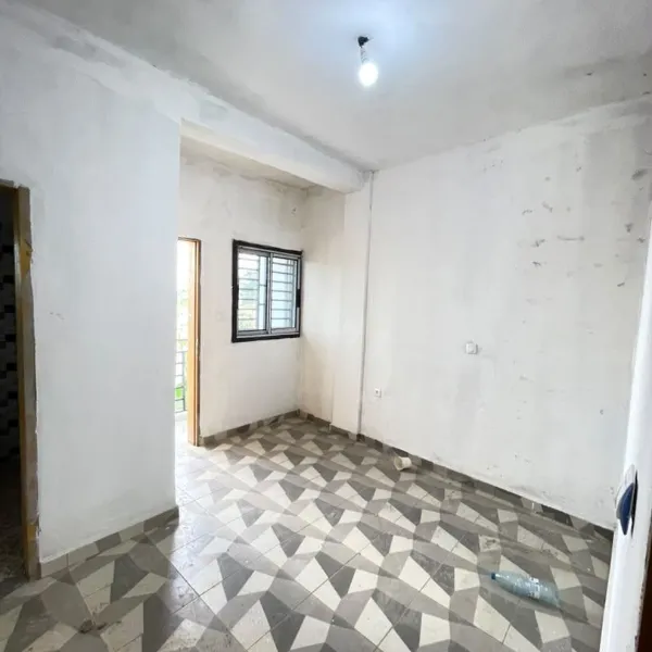 Chambres modernes avec balcon à louer à Messassi