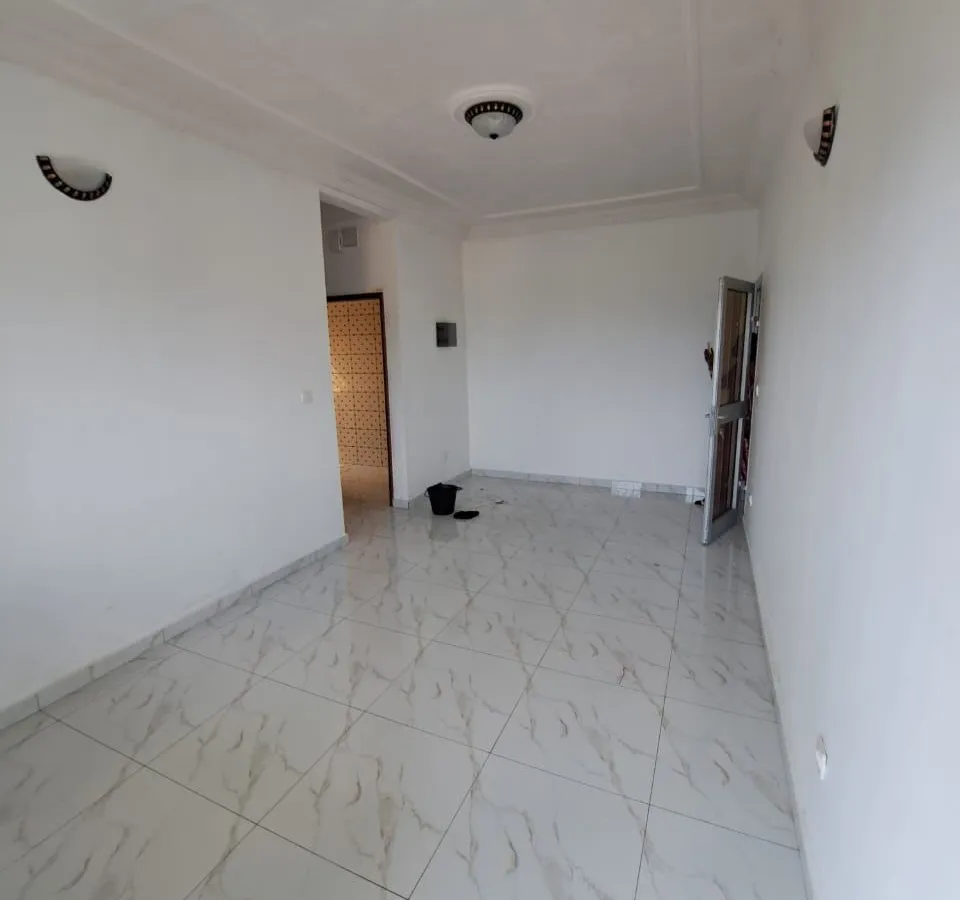 Studio moderne neuf à louer à Odza Auberge Bleu
