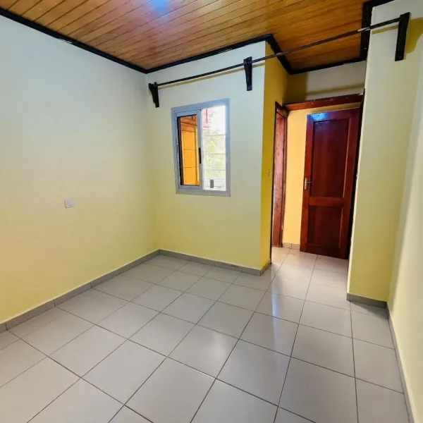 Chambre moderne à louer à Logbaba saker