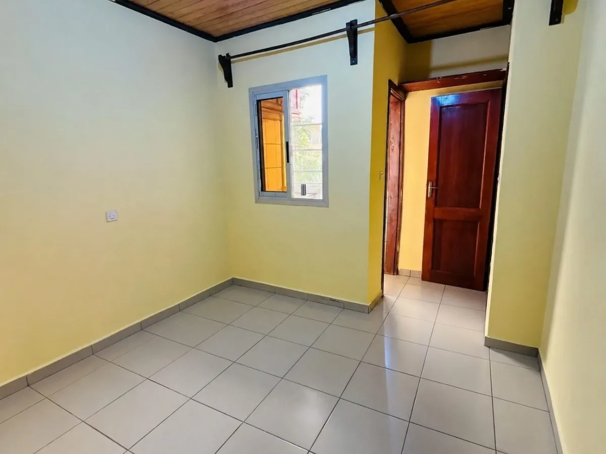 Chambre moderne à louer à Logbaba saker