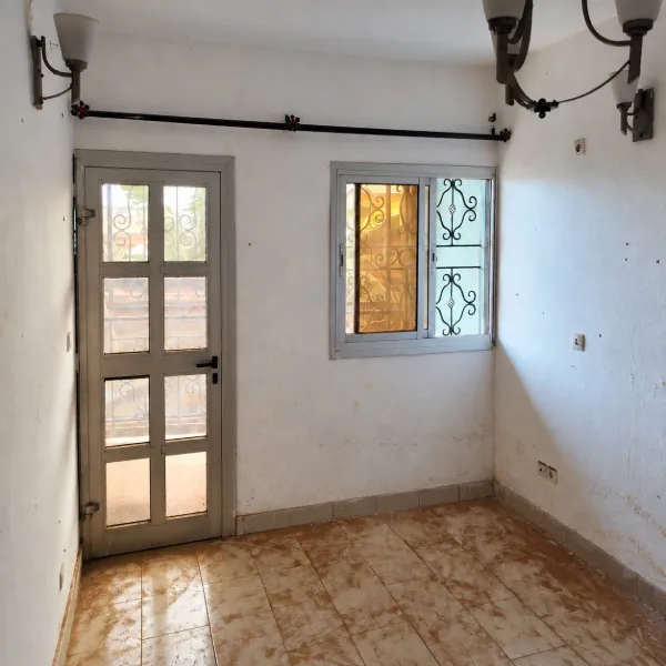Beau studio climatisé à louer derrière la chapelle Essos