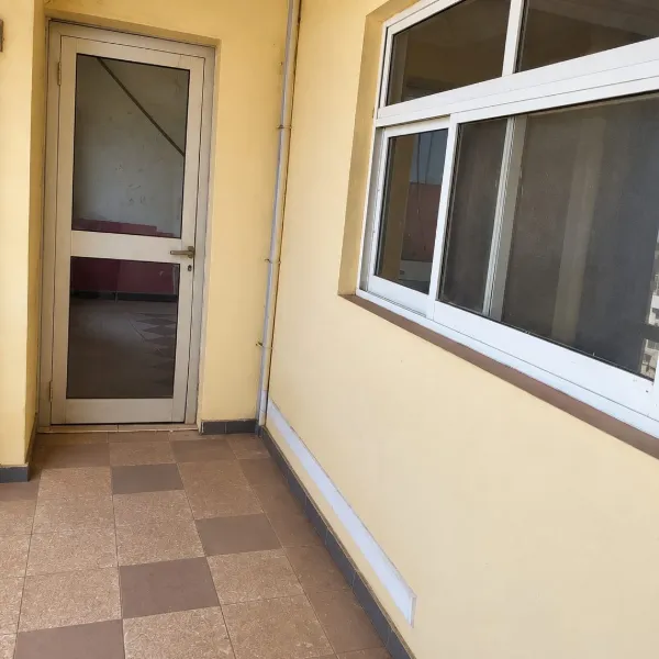 Vaste appartement pour bureaux à louer à Nlongkak