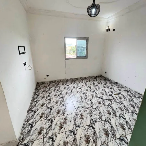 Vaste studio moderne à louer à Logbessou
