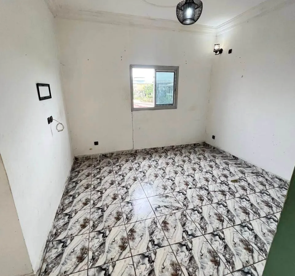 Vaste studio moderne à louer à Logbessou