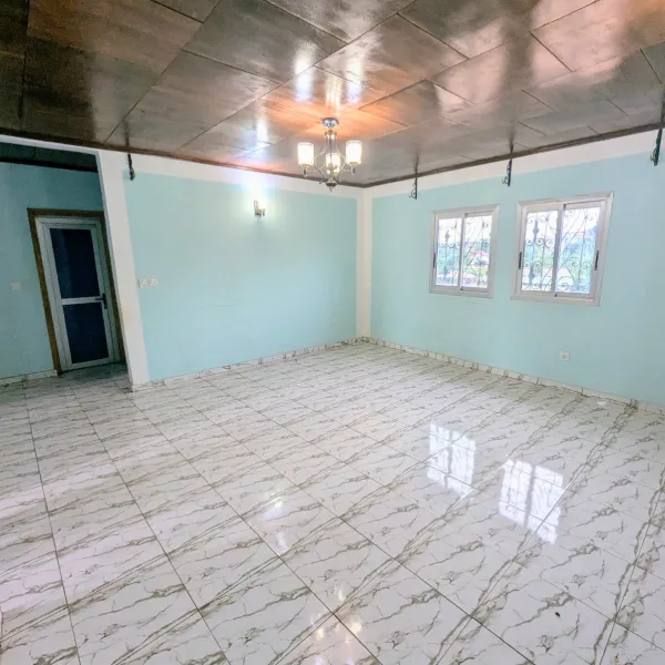 Appartement 2 chambres avec balcon à louer à Nkolfoulou