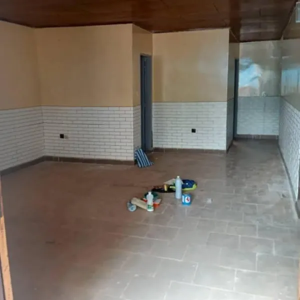 Villa 3 chambres à louer à Biyem-Assi Lycée Kameni En Bas