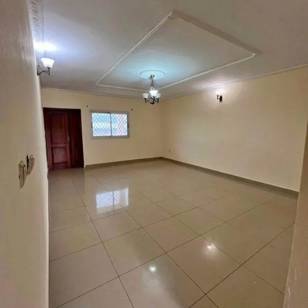 Vaste appartement 3 chambres à louer à Mendong