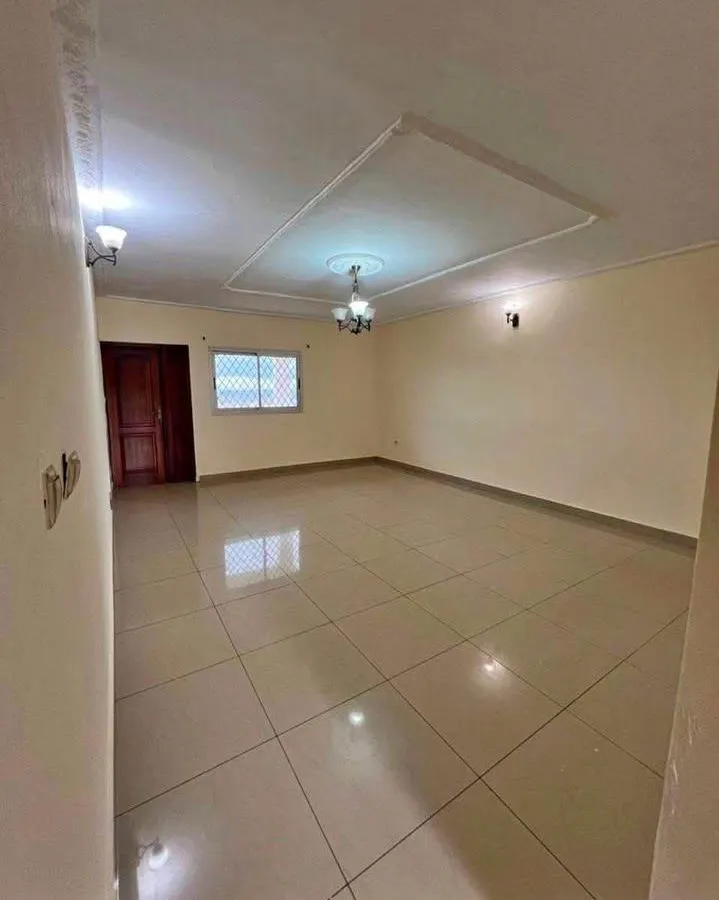 Vaste appartement 3 chambres à louer à Mendong