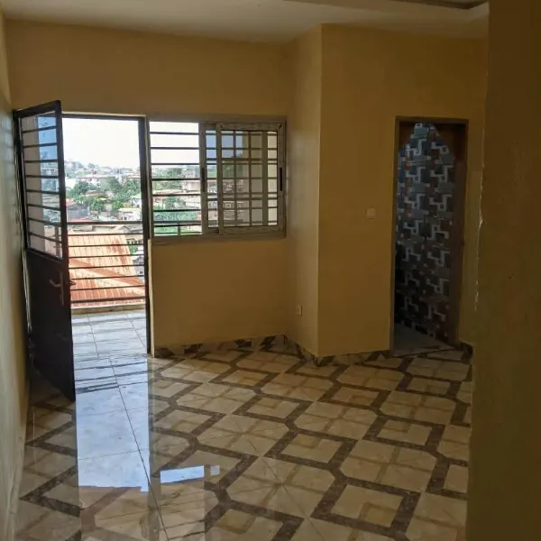 Studios neufs à louer à Nsimeyong Terre Rouge