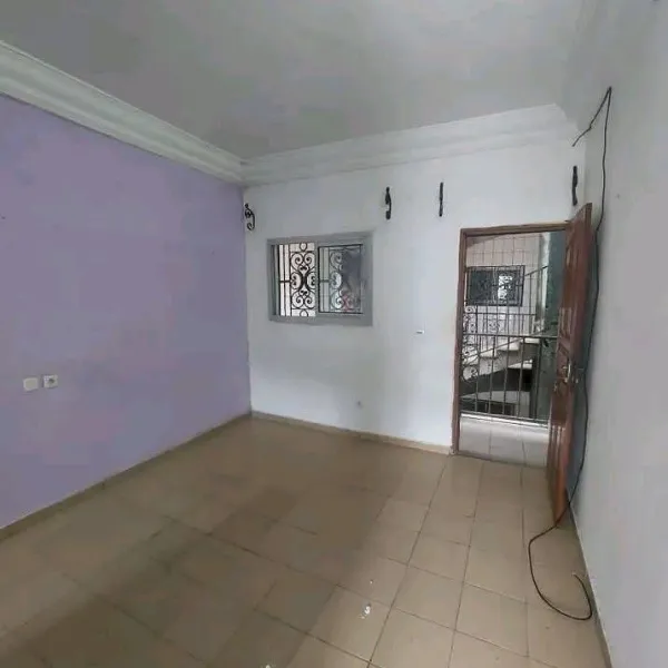 Chambre moderne avec véranda à louer à Ndogbong