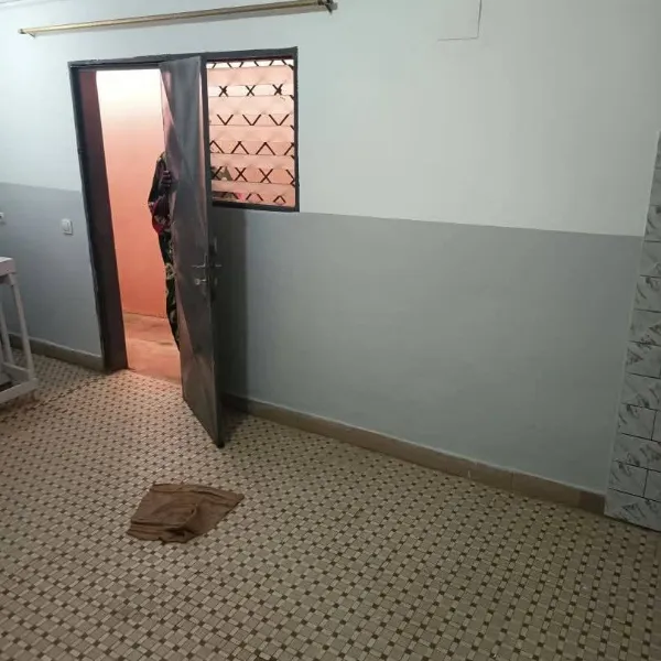 Grande chambre moderne 3 pièces à louer à Maetur Nkomo