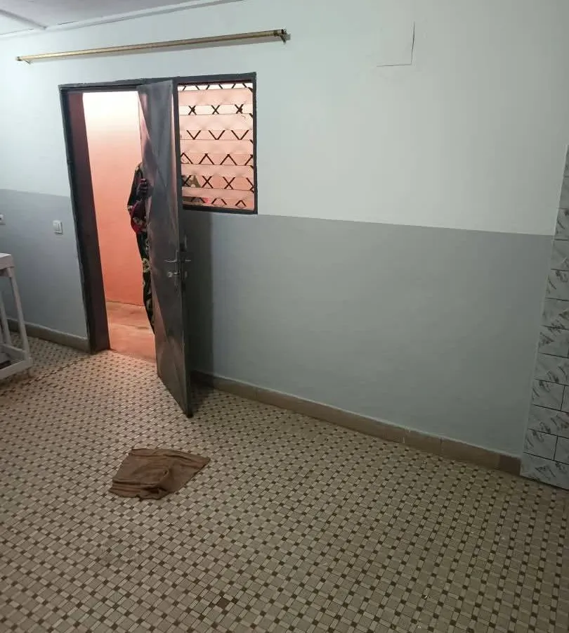 Grande chambre moderne 3 pièces à louer à Maetur Nkomo
