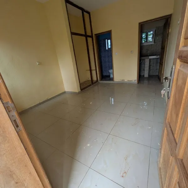 Grande chambre moderne 3 pièces à louer Odza
