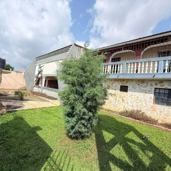Spacieux duplex 6 chambres à louer à Ngousso