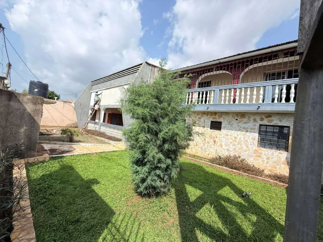 Spacieux duplex 6 chambres à louer à Ngousso