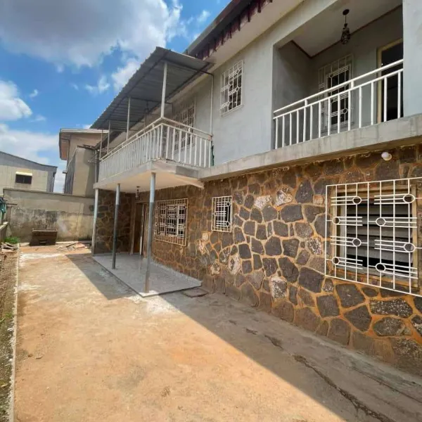 Villa rénovée 4 chambres à louer à Ngousso