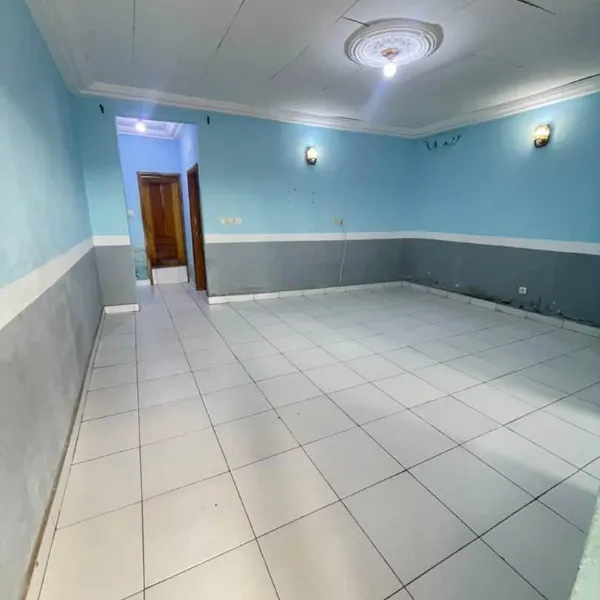 Studio spacieux à louer à Mendong