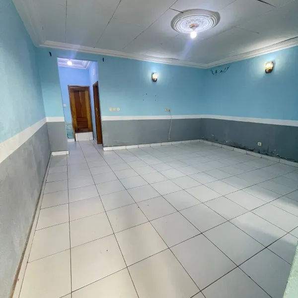 Studio moderne spacieux à louer à Mendong