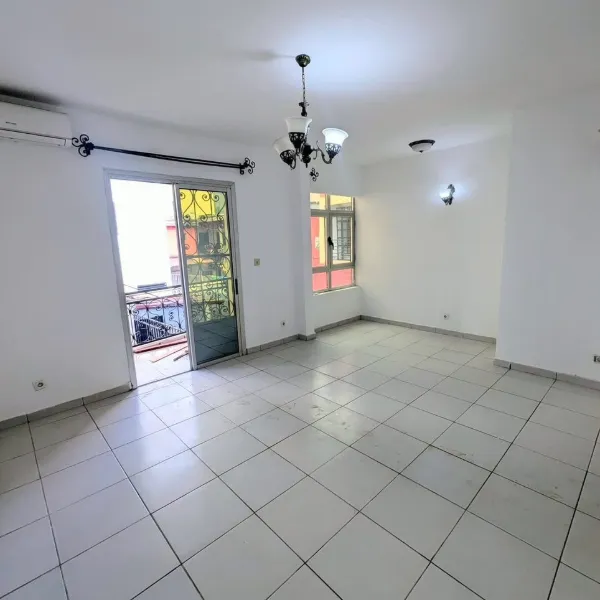 Appartement climatisé 2 chambres avec balcons à louer à Omnisports