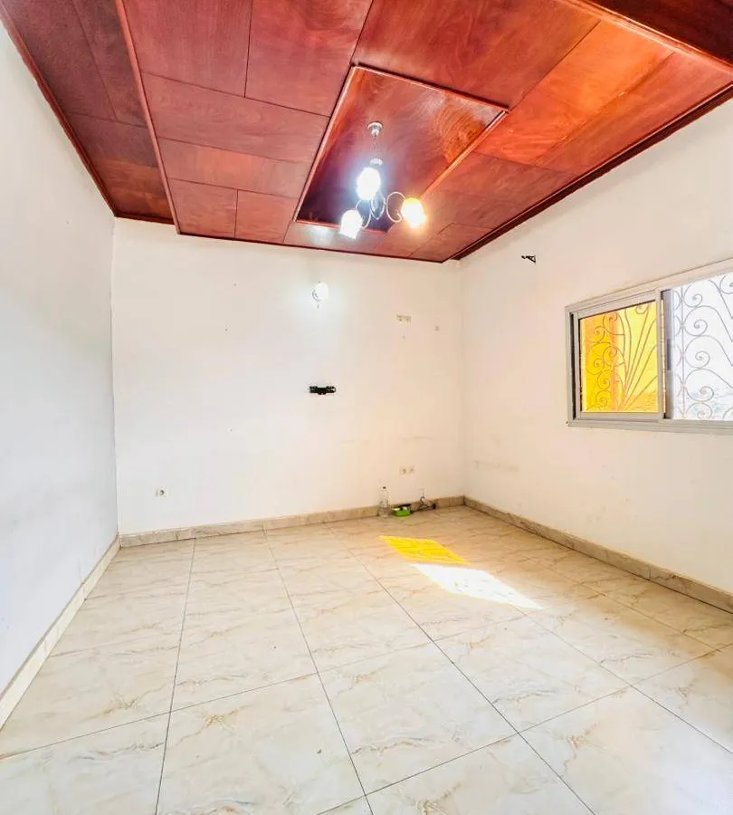 Titre : Studio moderne à louer à Obobogo