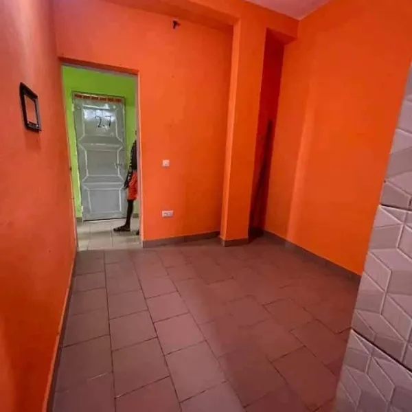 Chambre moderne à louer à Ndogbong Commissariat 10ᵉ
