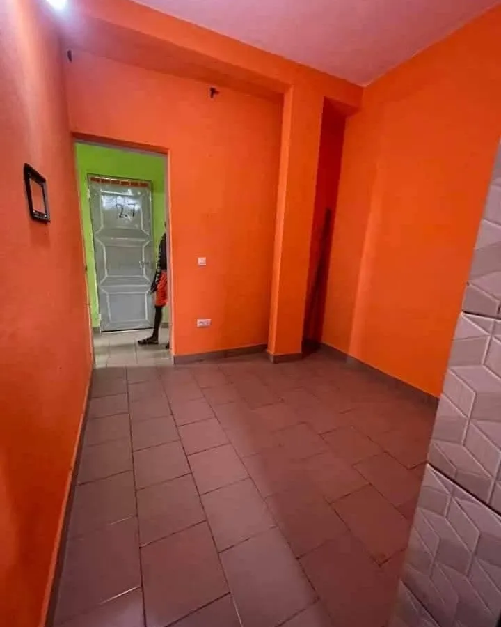 Chambre moderne à louer à Ndogbong Commissariat 10ᵉ